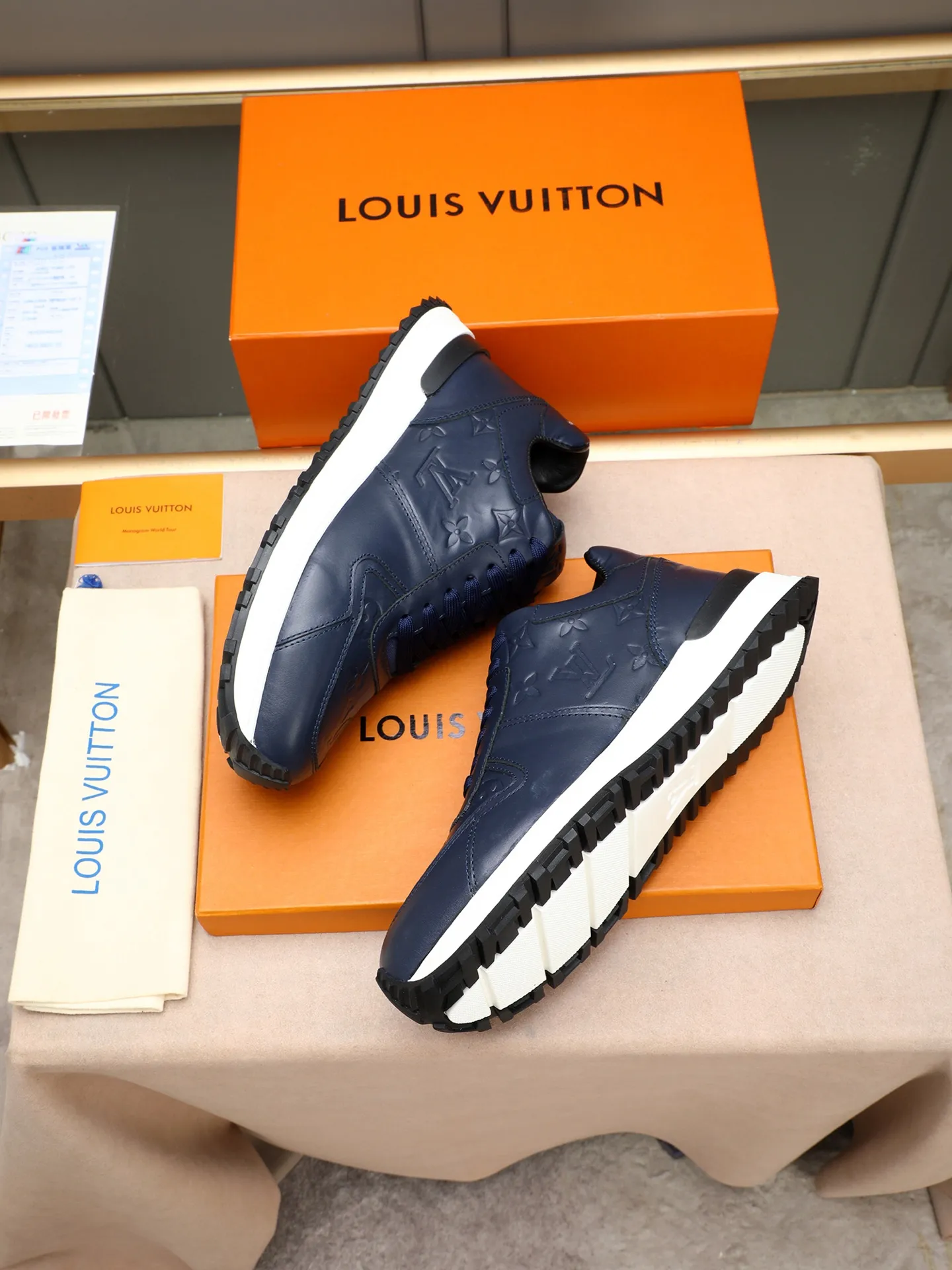 Men's Shoes 💰660 L The Run Away Maxi sneaker debuts in the 2025 collection and continues the iconic design of the Run Away sneaker. The smooth cowhide leather upper features contrasting LV lettering and Vuitton logos, and a lightweight rubber wedge outsole evokes running shoe construction. High level of comfort. Looks good, wears well and matches well. Worth buying! 7 color selection size: 39-44 (45 customized)